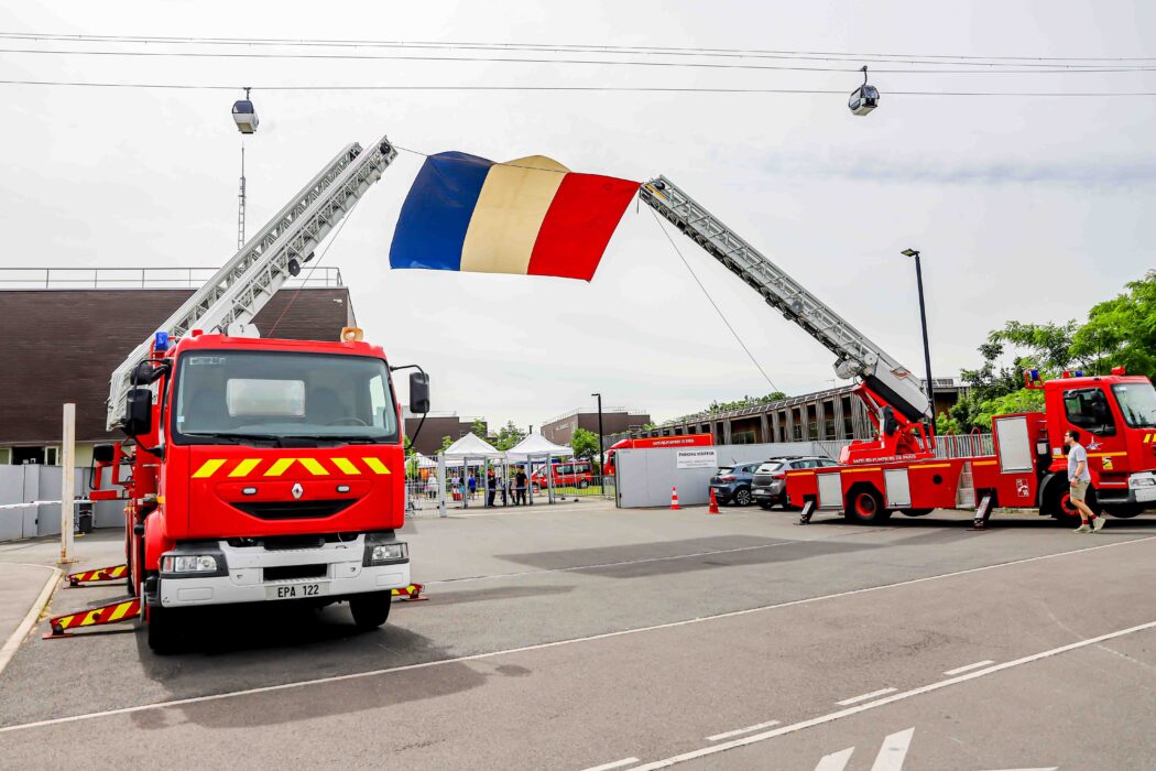 Camion des Pompiers de Paris avec un drapeau Français